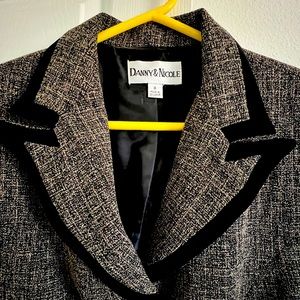 Women’s office blazer, size 8 the brand is DANNY&NICOLE.